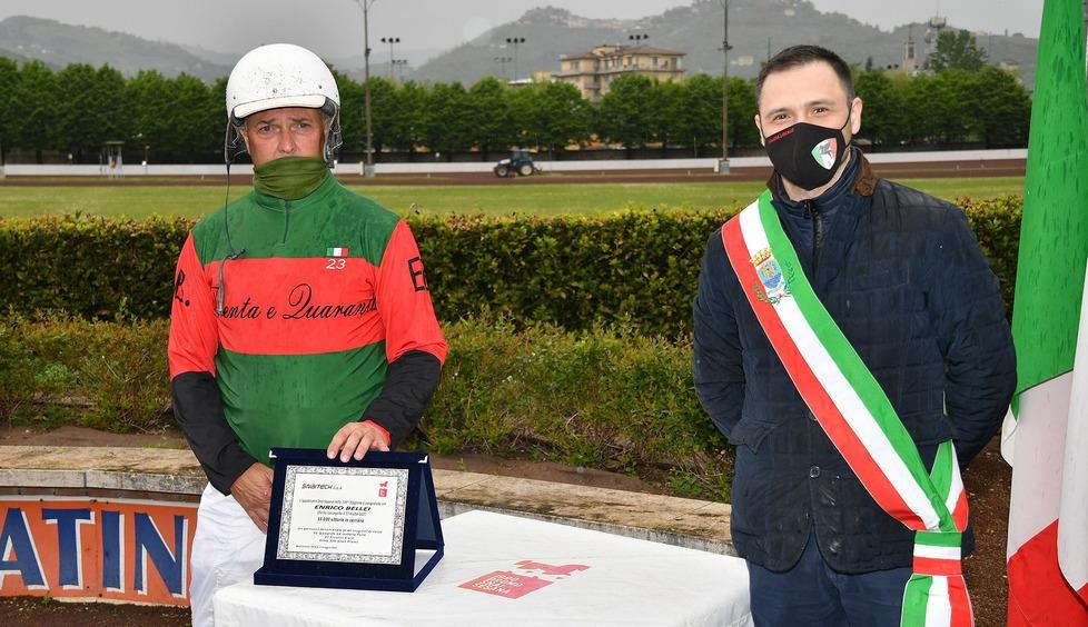 Enrico Bellei premiato dal sindaco Baroncini per le 10mila vittorie