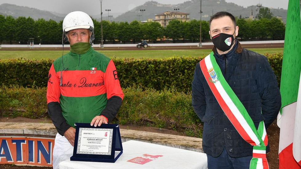 Enrico Bellei premiato dal sindaco Baroncini per le 10mila vittorie