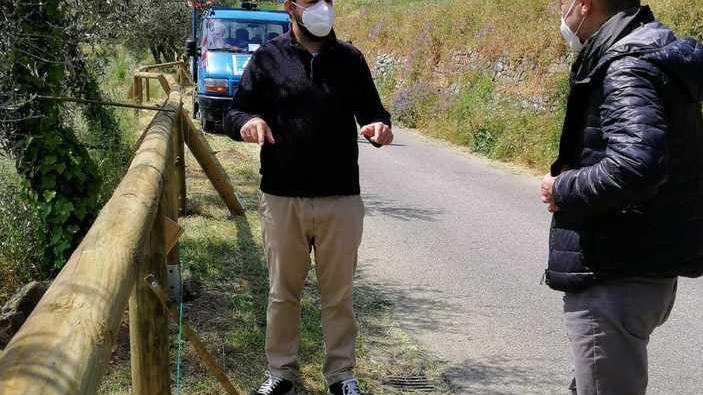 Strade da asfaltare a Comeana Artimino, nuova staccionata