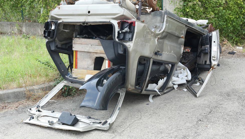 La polizia municipale ritorna a rastrellare le auto abbandonate e cannibalizzate 