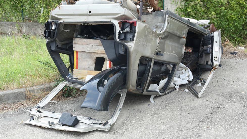 La polizia municipale ritorna a rastrellare le auto abbandonate e cannibalizzate
