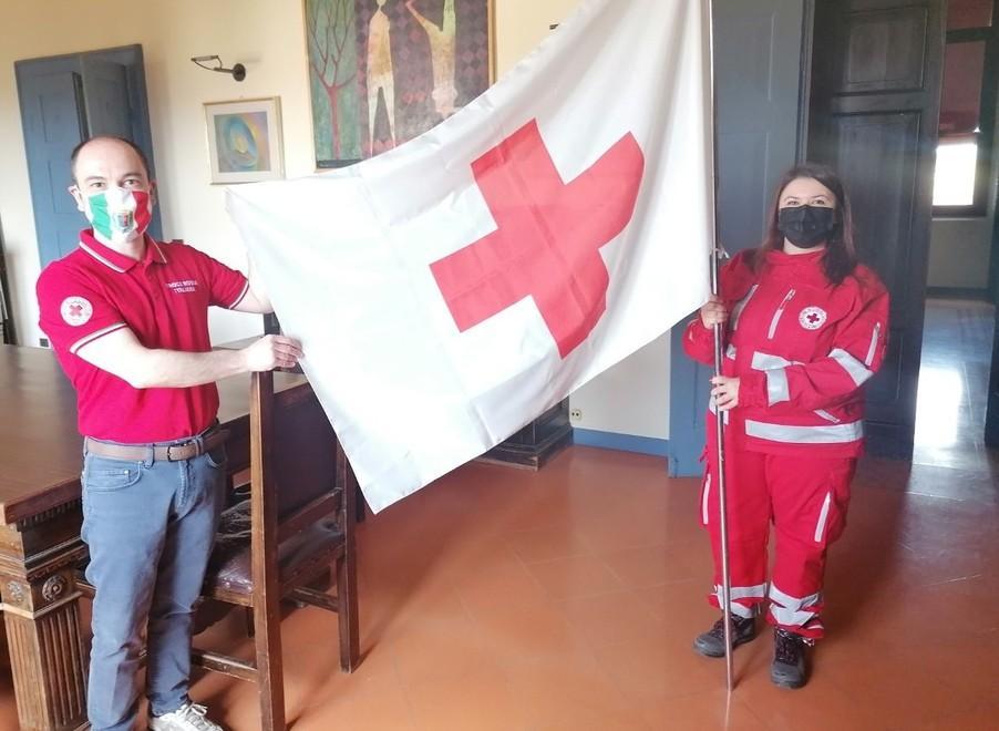 Sul municipio garrisce la bandiera della Cri Simbolo di solidarietà