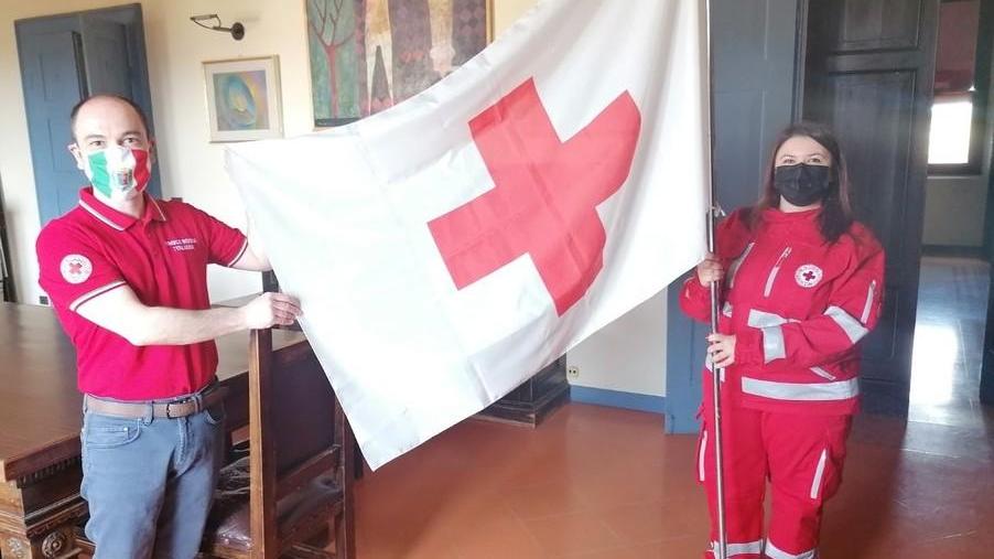 Sul municipio garrisce la bandiera della Cri Simbolo di solidarietà