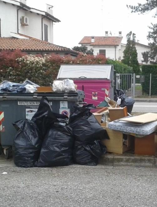 Scarica mobili e vestiti al Capanno Garibaldi Scoperto e multato