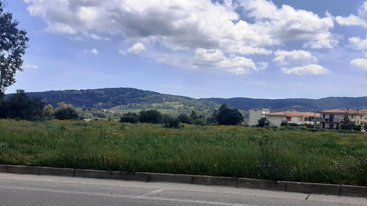 Parco giochi attrezzato alla periferia della città