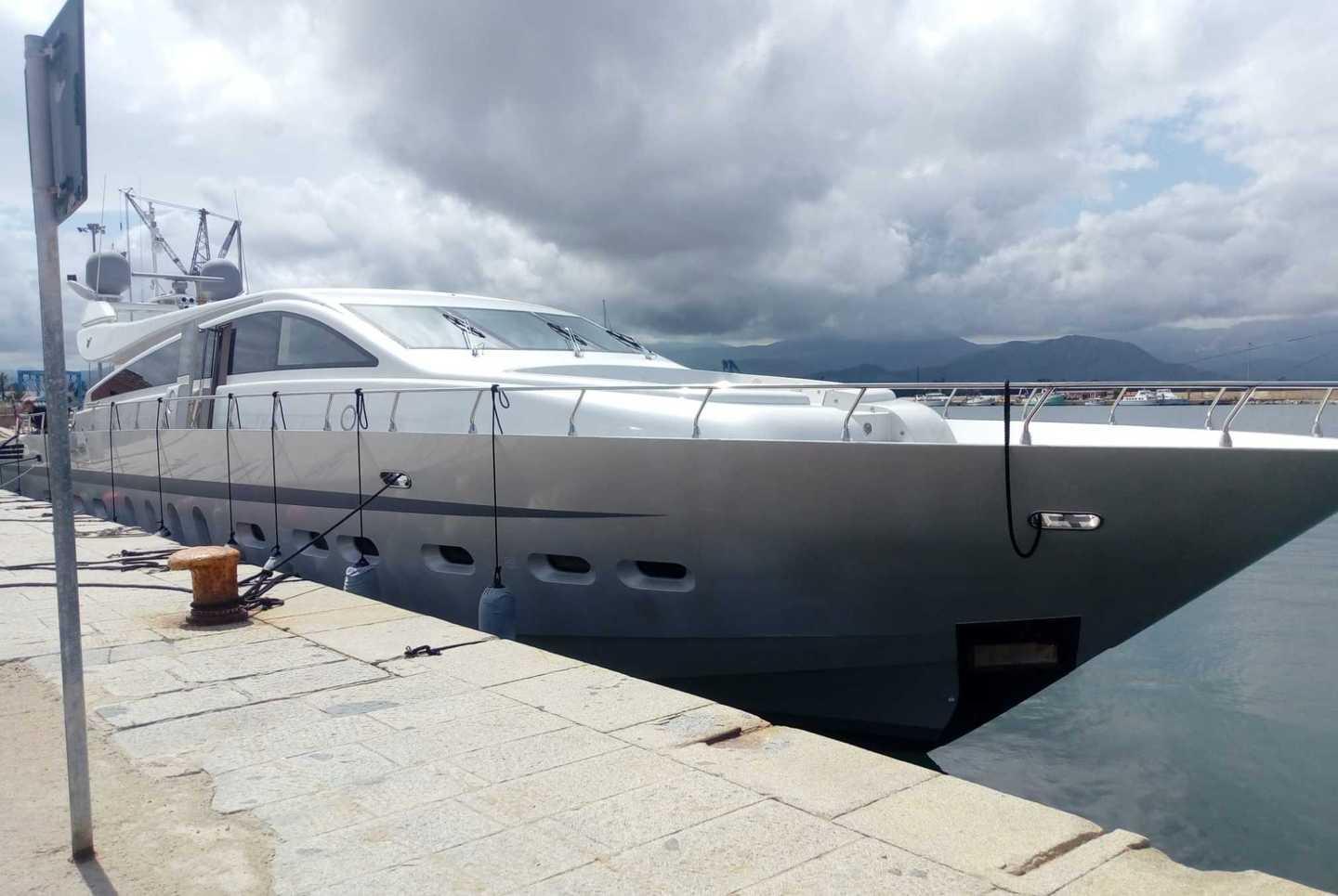 Folla di curiosi per lo yacht Jade 