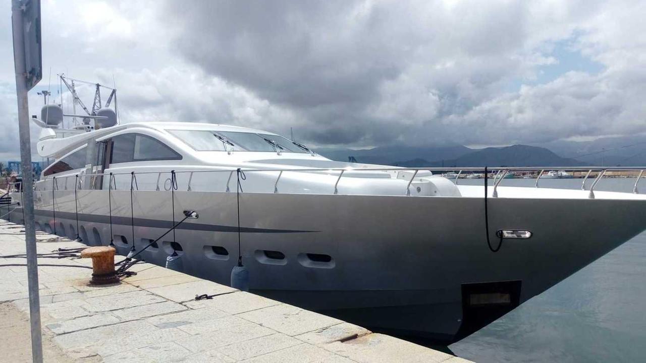 Folla di curiosi per lo yacht Jade