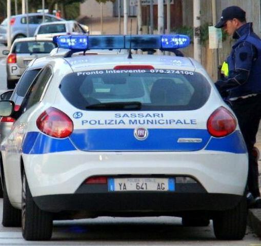 In mezzo alla strada ubriaco e scalzo