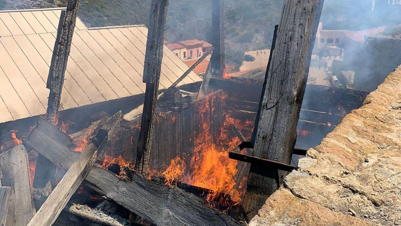 Incendio all’Argentiera a rischio anche il museo 