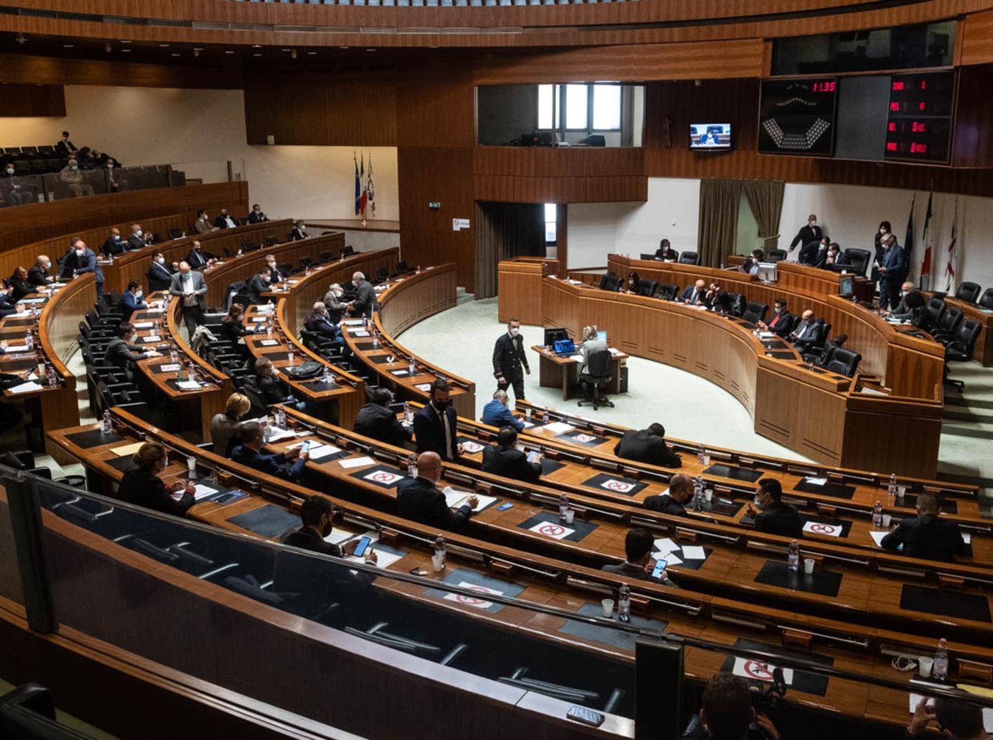 Allarme delle opposizioni «Aziende verso il crac» 