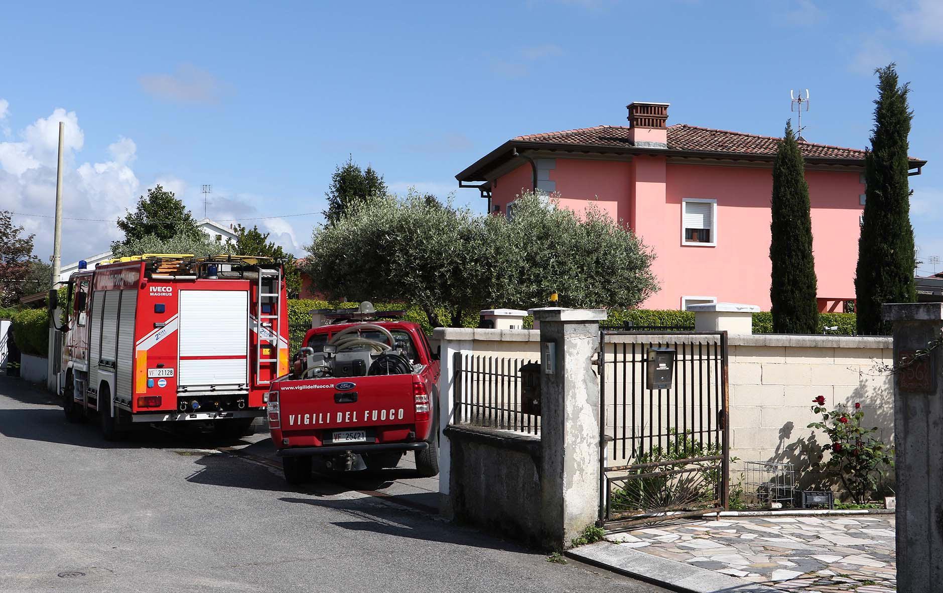 Muore schiacciata dall’ascensore: il tentativo di recuperare un paio di forbici, poi il crollo