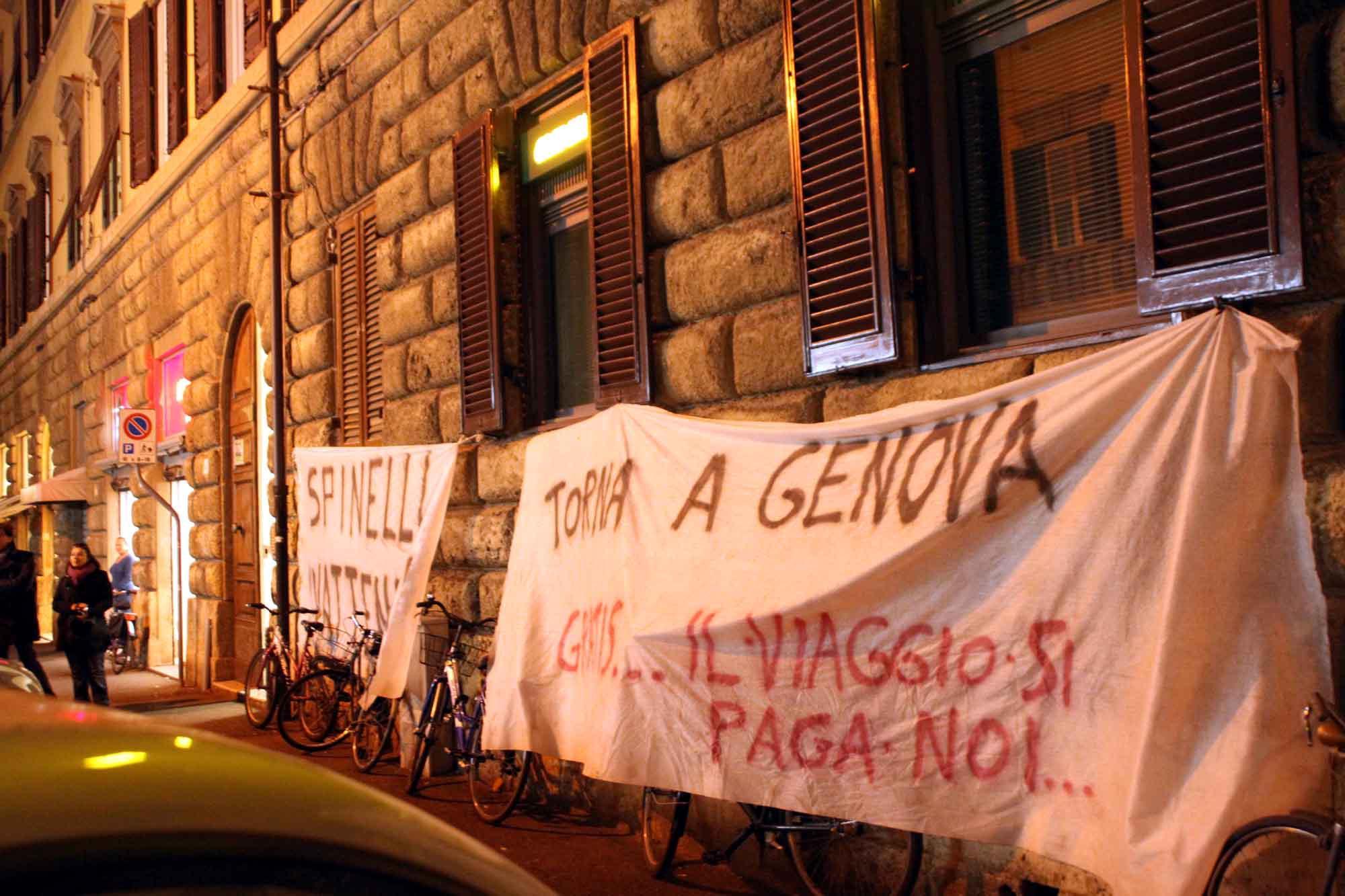 Striscioni di contestazione contro Spinelli