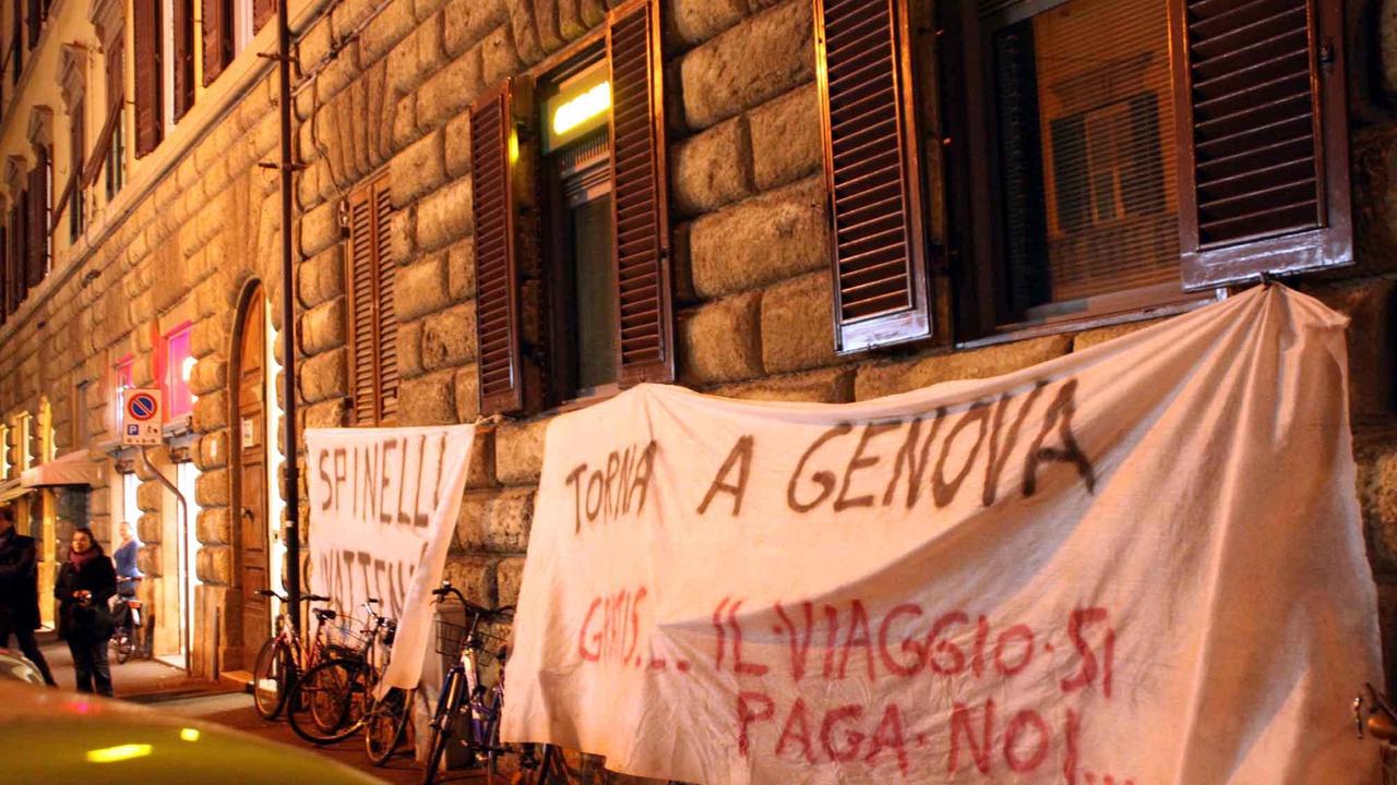 Striscioni di contestazione contro Spinelli