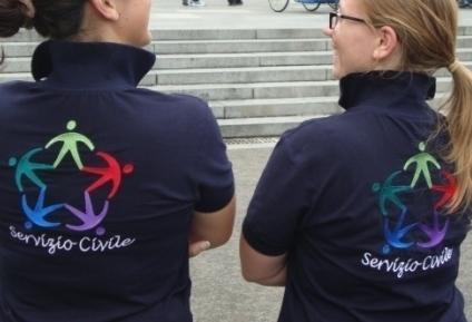 Due ragazze del servizio civile (foto agenzia Bf)