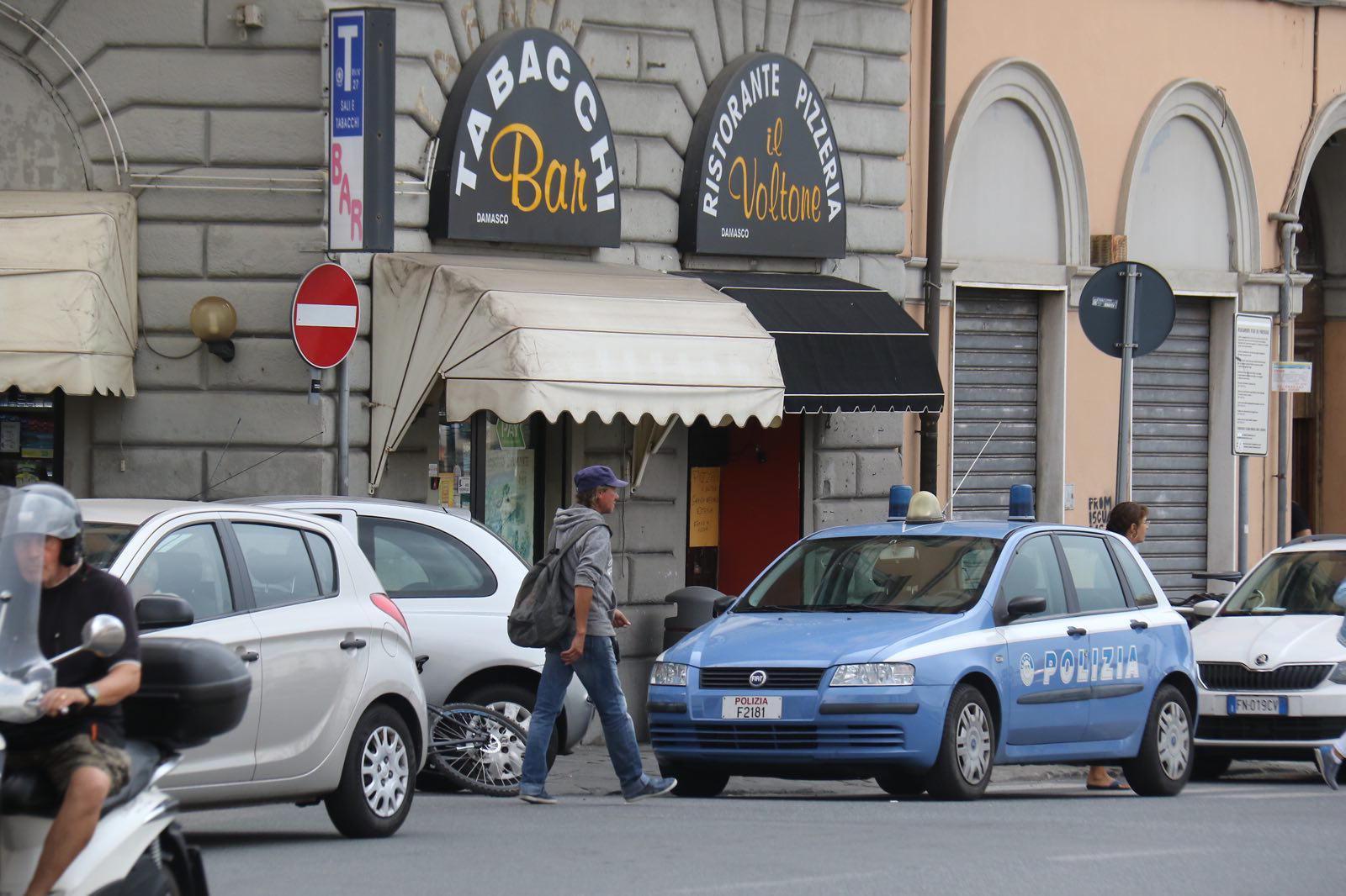 Un'auto della polizia in piazza della Repubblica (foto d'archivio)