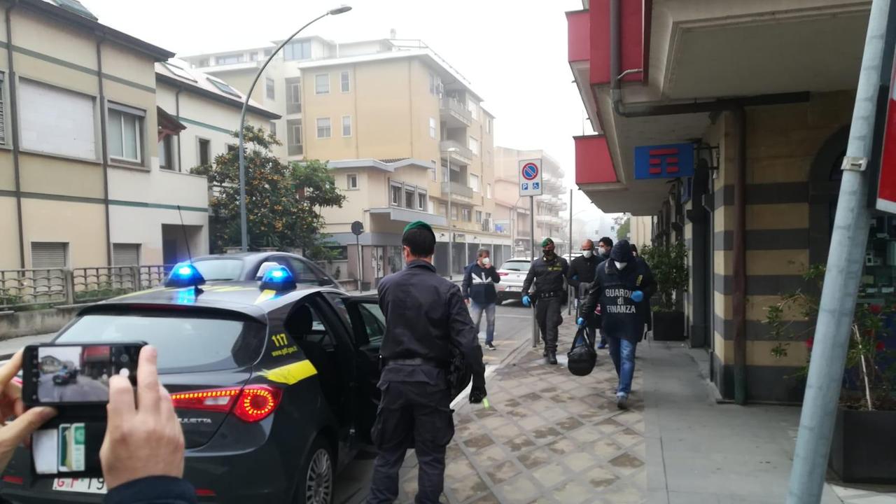 All'operazione ha partecipato anche la Guardia di finanza: qui a Oristano l'arresto di un uomo originario di Furtei