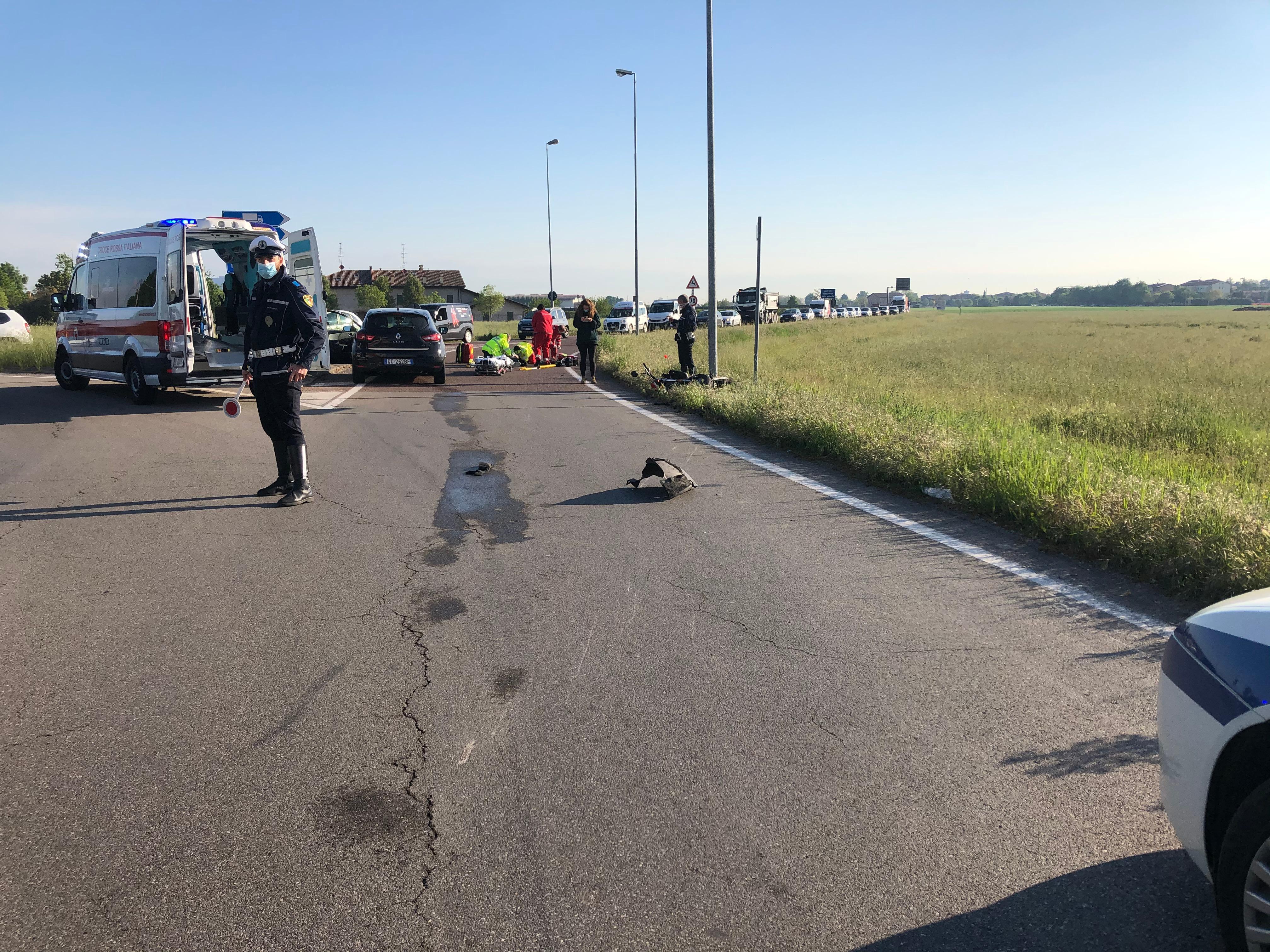 I primi soccorsi sul luogo dell'incidente ad Arceto