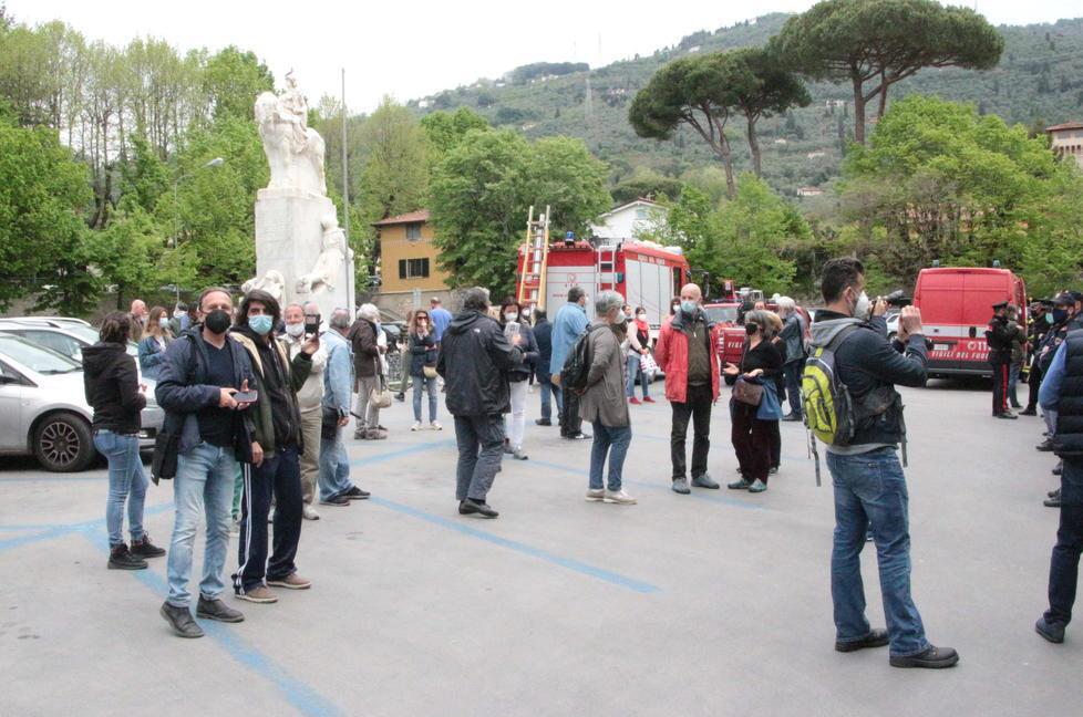 Pietrasanta, l’abbattimento dei tigli slitta a dopo l’estate 