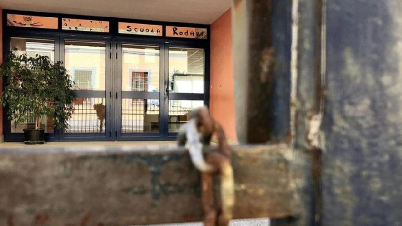 L'ingresso delle scuole Rodari (foto Marzi)