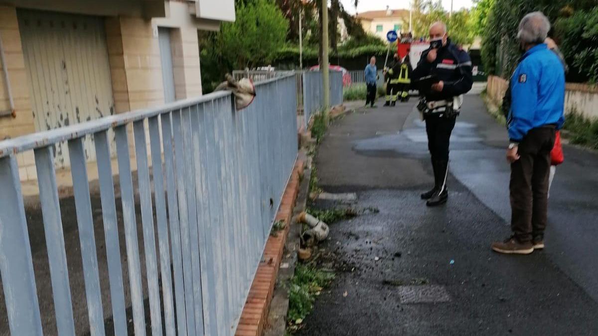 La polizia municipale e i vigili del fuoco sul posto