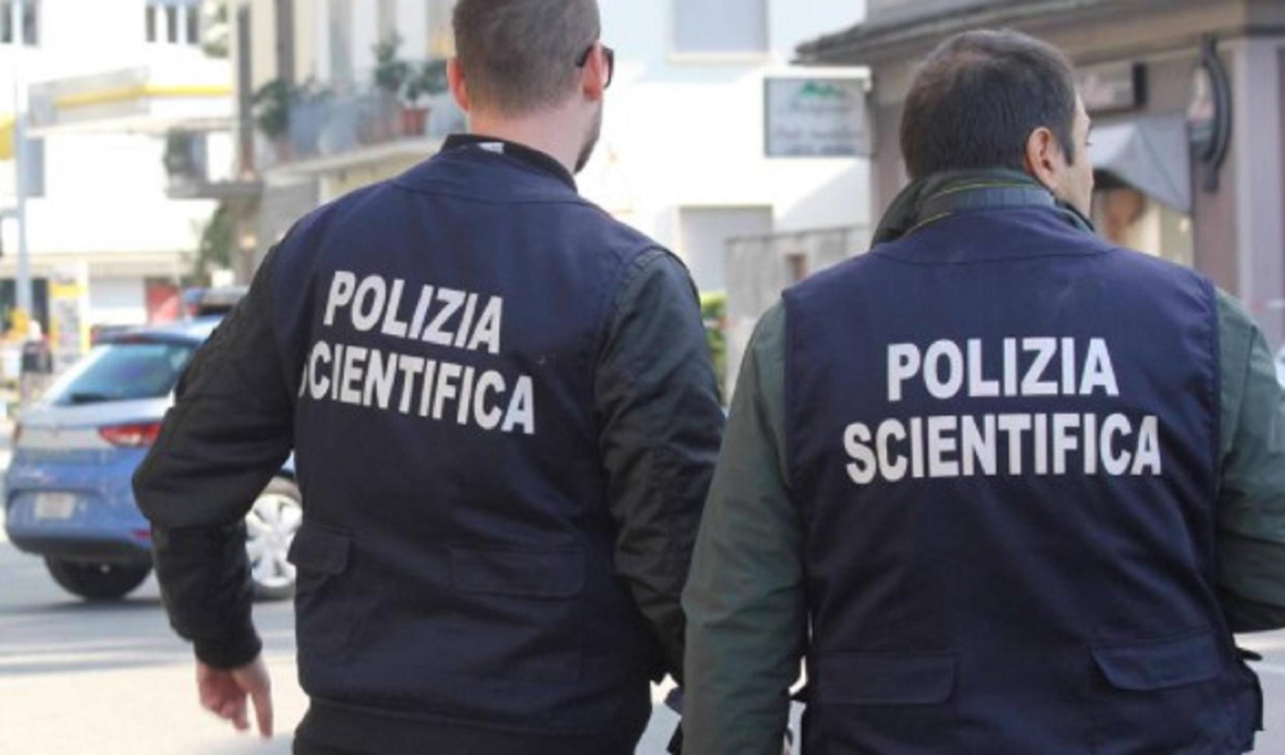 Agenti della polizia scientifica (foto d'archivio)
