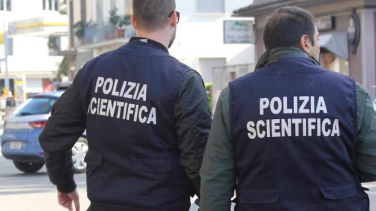 Agenti della polizia scientifica (foto d'archivio)