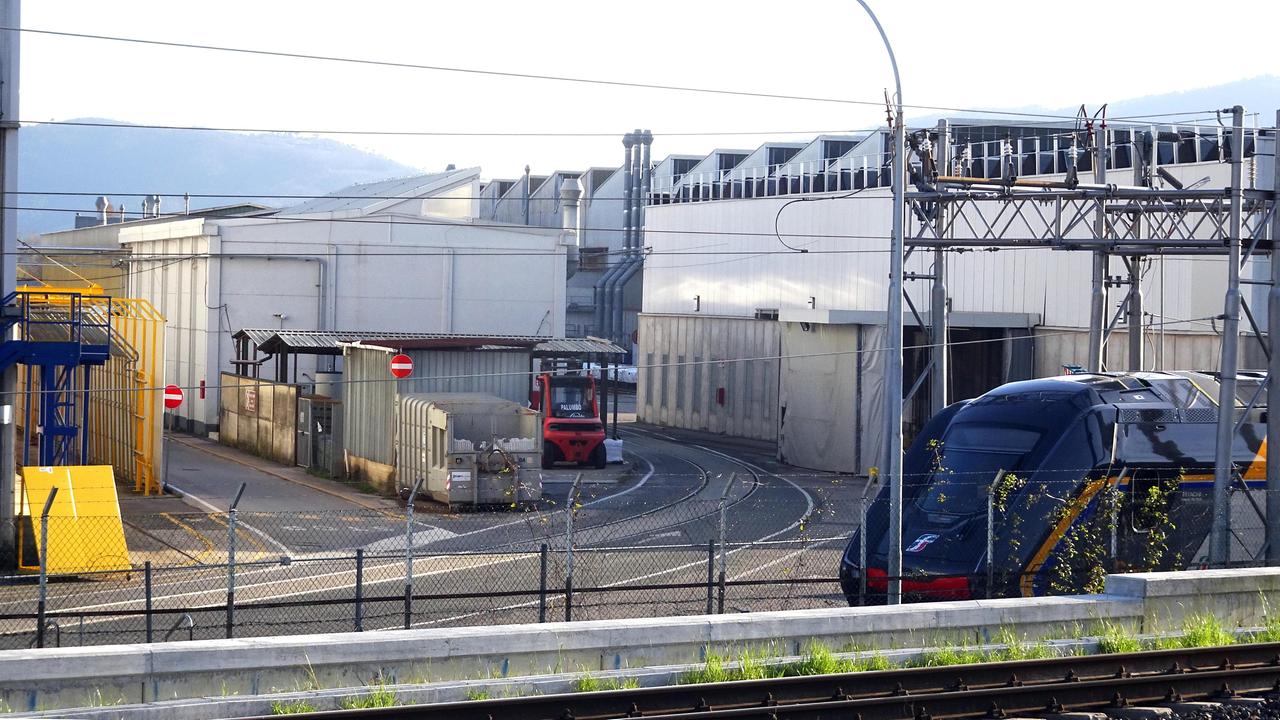 Un minuto di silenzio per Luana nello stabilimento Hitachi di Pistoia