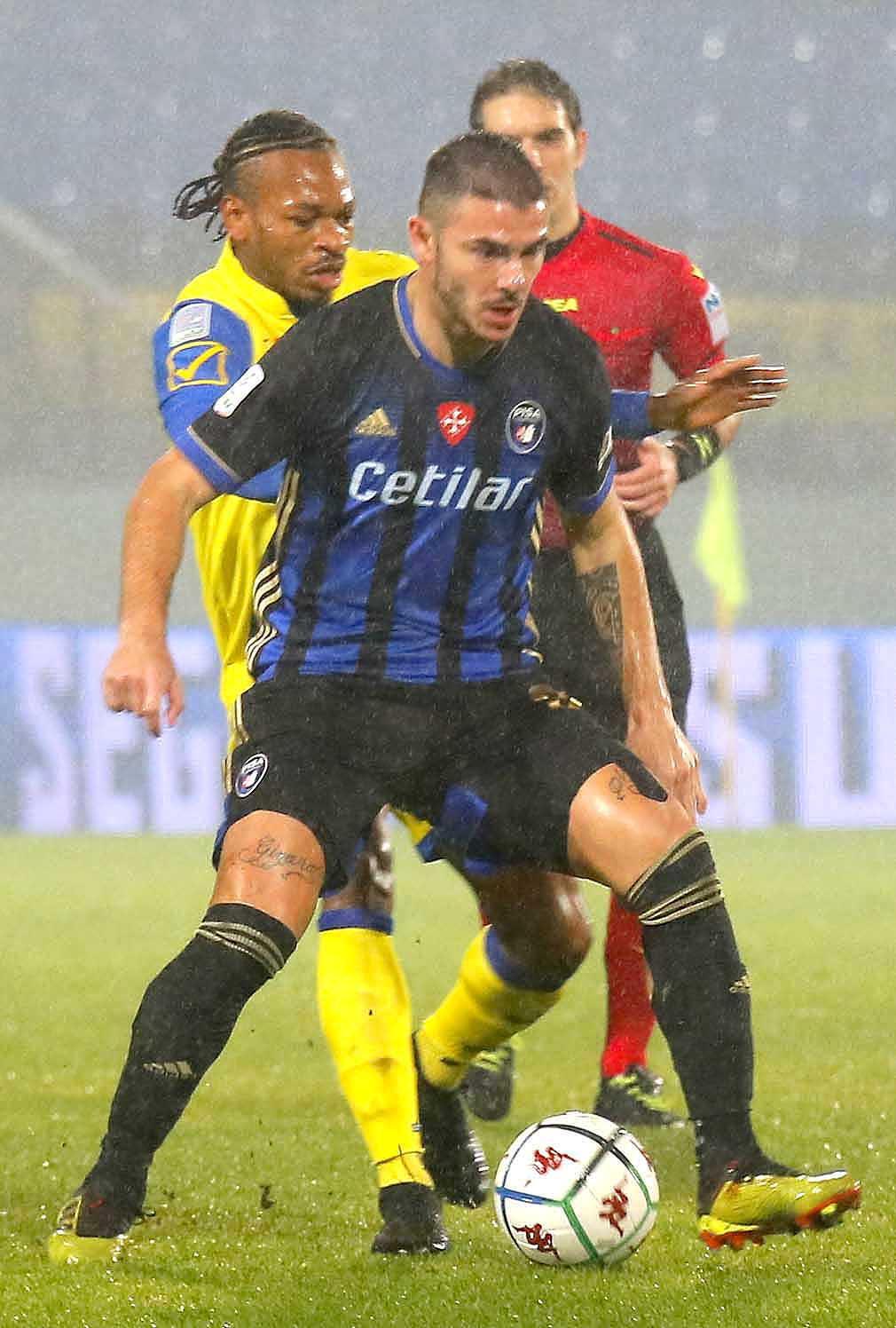 Il giocatore del Pisa, Michele Marconi, contro Joel Obi del Chievo Verona durante la partita all'Arena Garbaldi del 22 dicembre 2020 (Foto Fabio Muzzi