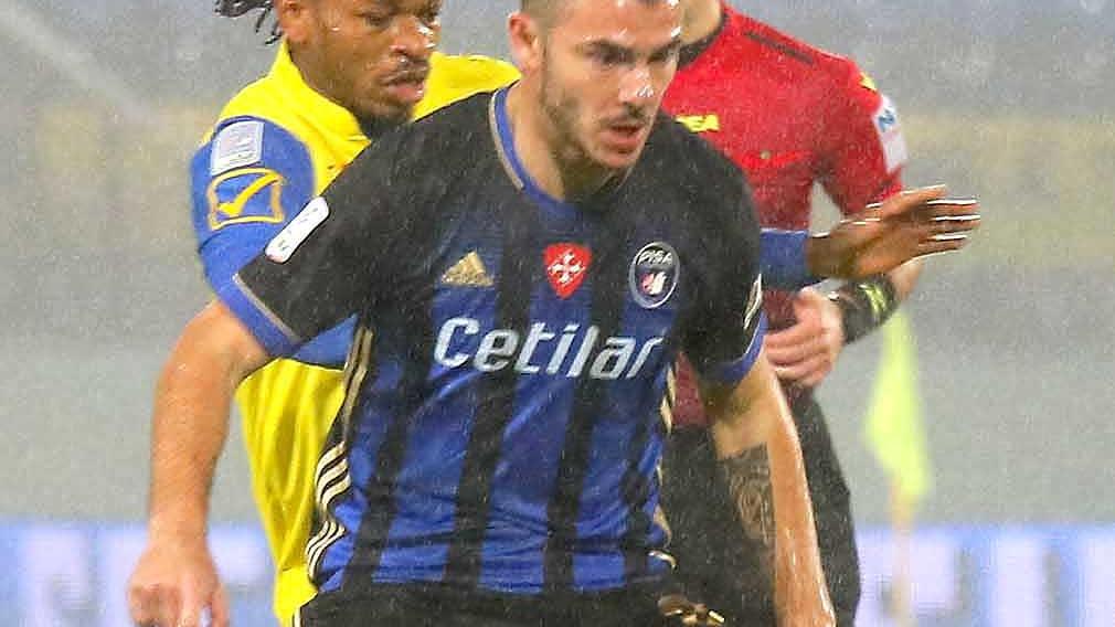 Il giocatore del Pisa, Michele Marconi, contro Joel Obi del Chievo Verona durante la partita all'Arena Garbaldi del 22 dicembre 2020 (Foto Fabio Muzzi
