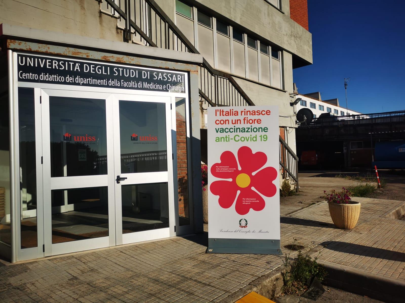 L'ingresso del nuovo hub vaccinale di Sassari nel complesso di viale San Pietro
