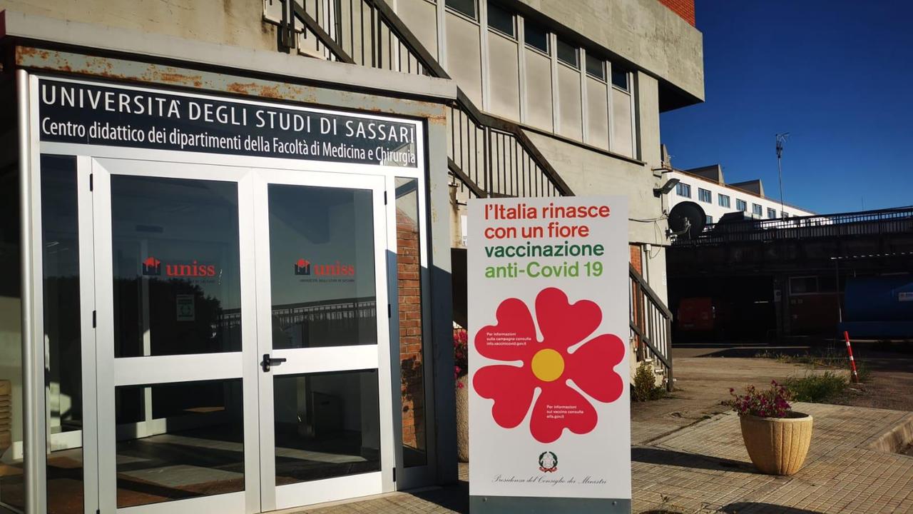 L'ingresso del nuovo hub vaccinale di Sassari nel complesso di viale San Pietro