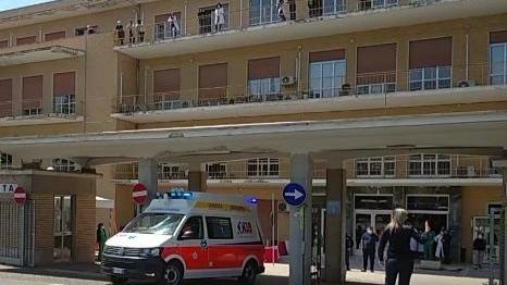 L'arrivo in ospedale dell'ambulanza con il bimbo a bordo (foto Nuvoli)