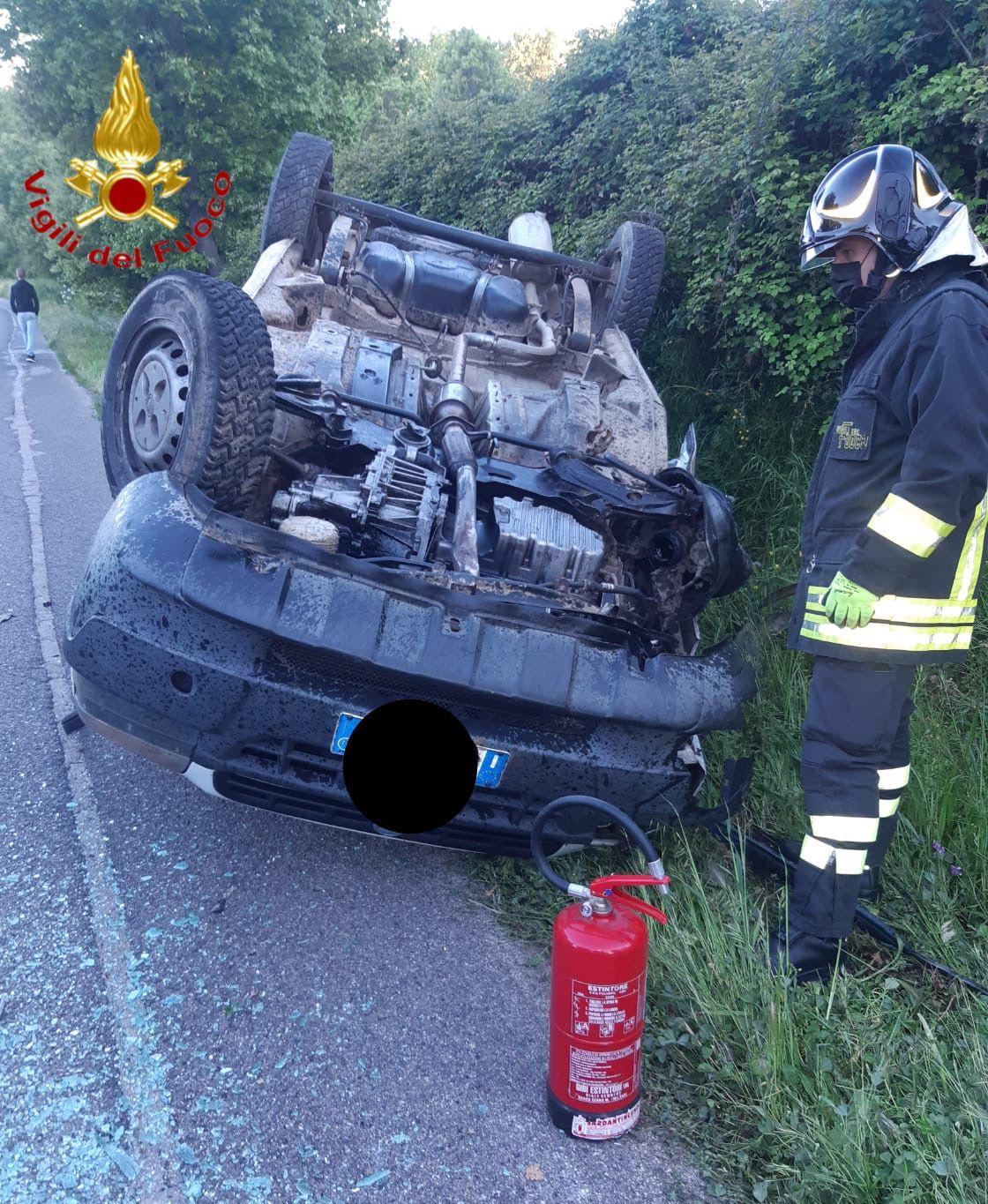 Auto si ribalta sulla Orogosolo-Mamoiada, grave un giovane