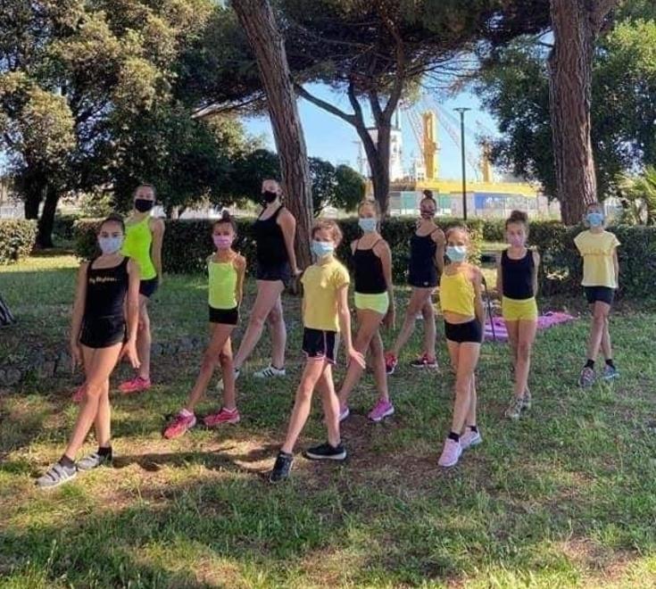 Le ragazze del My Rhytm si preparano alla gara on line 
