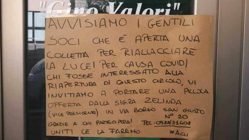 Staccano la luce al circolo moroso Parte la colletta