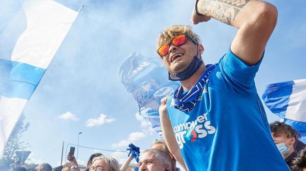 «Questa sera è grande» I tifosi colorano d’azzurro lo stadio e il centro