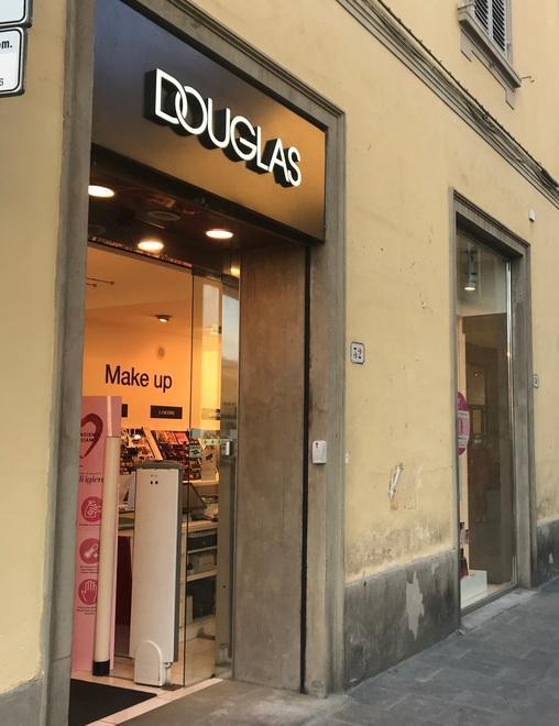 La profumeria Douglas di via Garibaldi chiuderà entro l’anno 