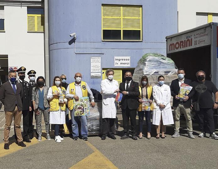 I piccoli pazienti del reparto pediatria ricevono in regalo un camion di giochi 