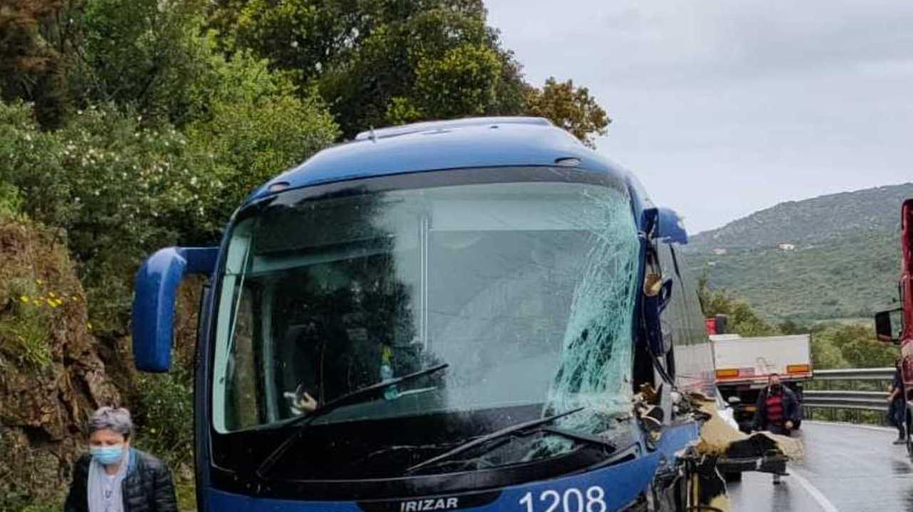 Tir si scontra con un bus paura per 37 studenti