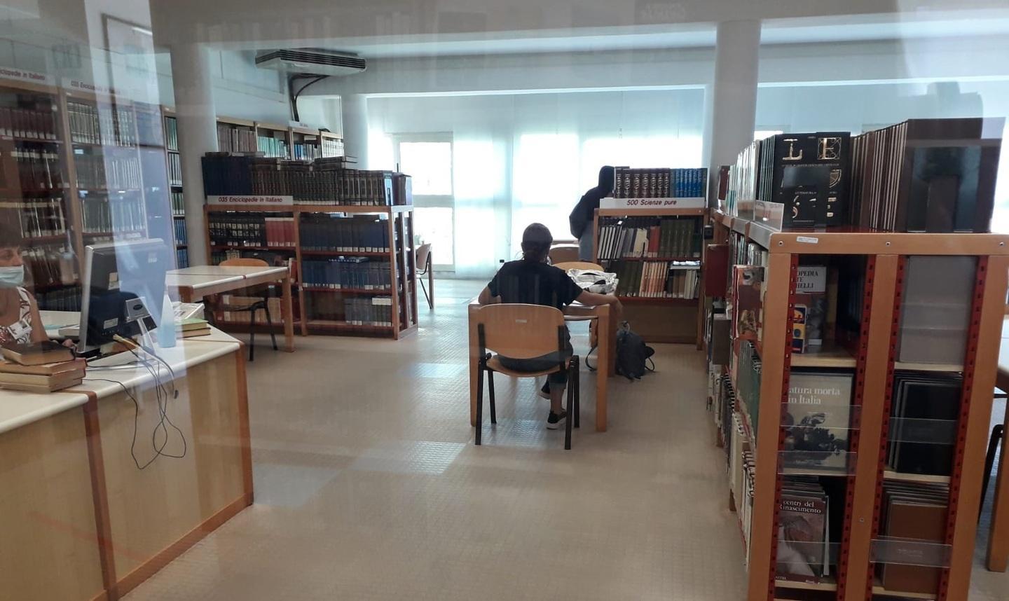 La biblioteca riapre al pubblico ma i servizi online continuano