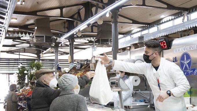 Modena. Il sindaco e le proteste del Mercato Albinelli: «In arrivo 190 posti auto e un pacchetto anti-crisi»