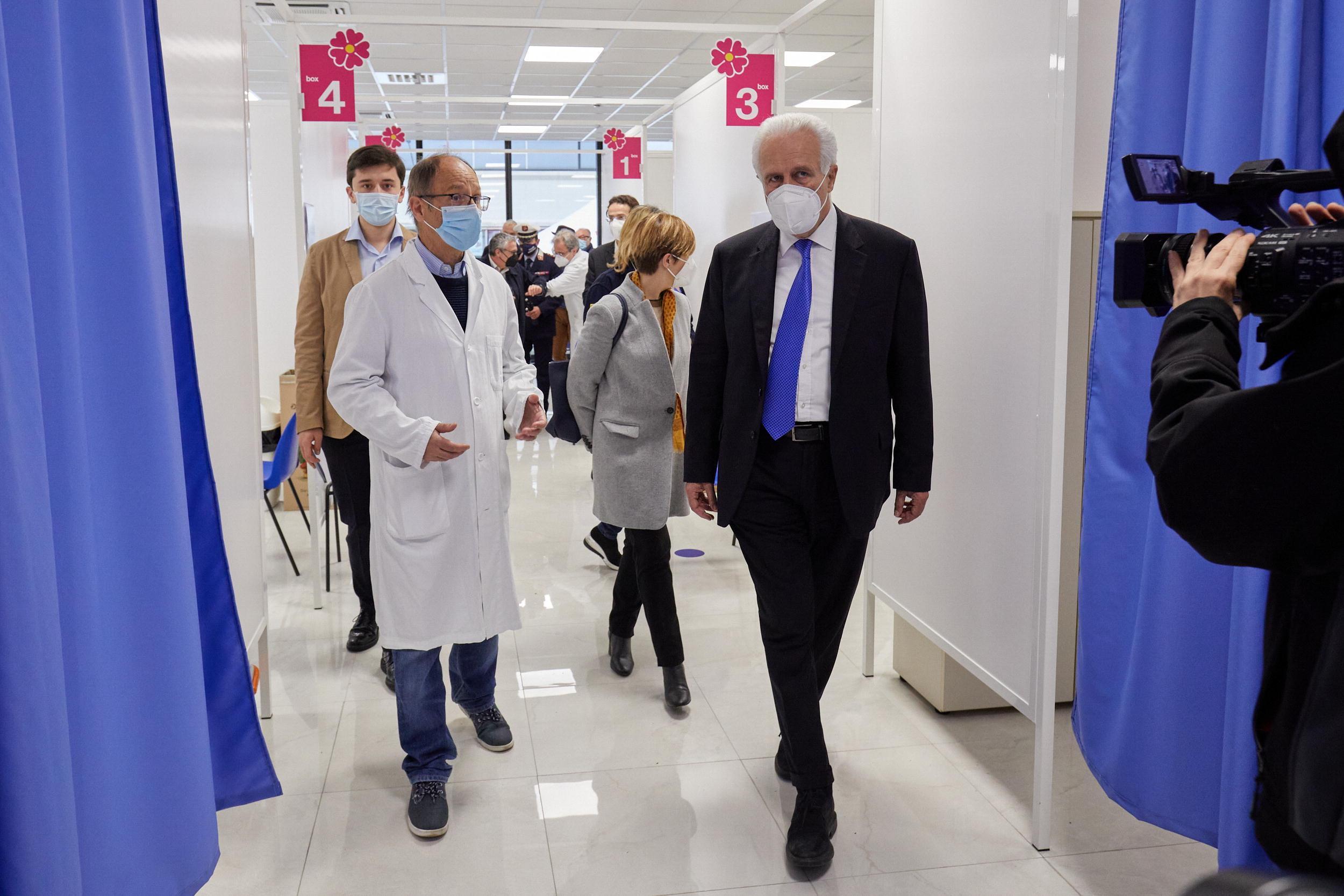 Giani in visita ad un centro Vaccini