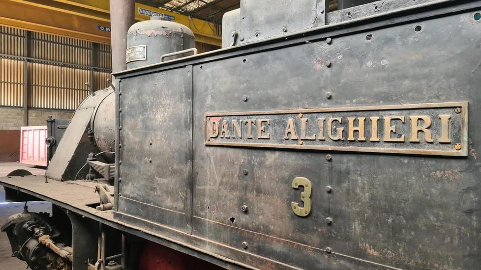 La locomotiva Dante Alighieri nel capannone di Padova