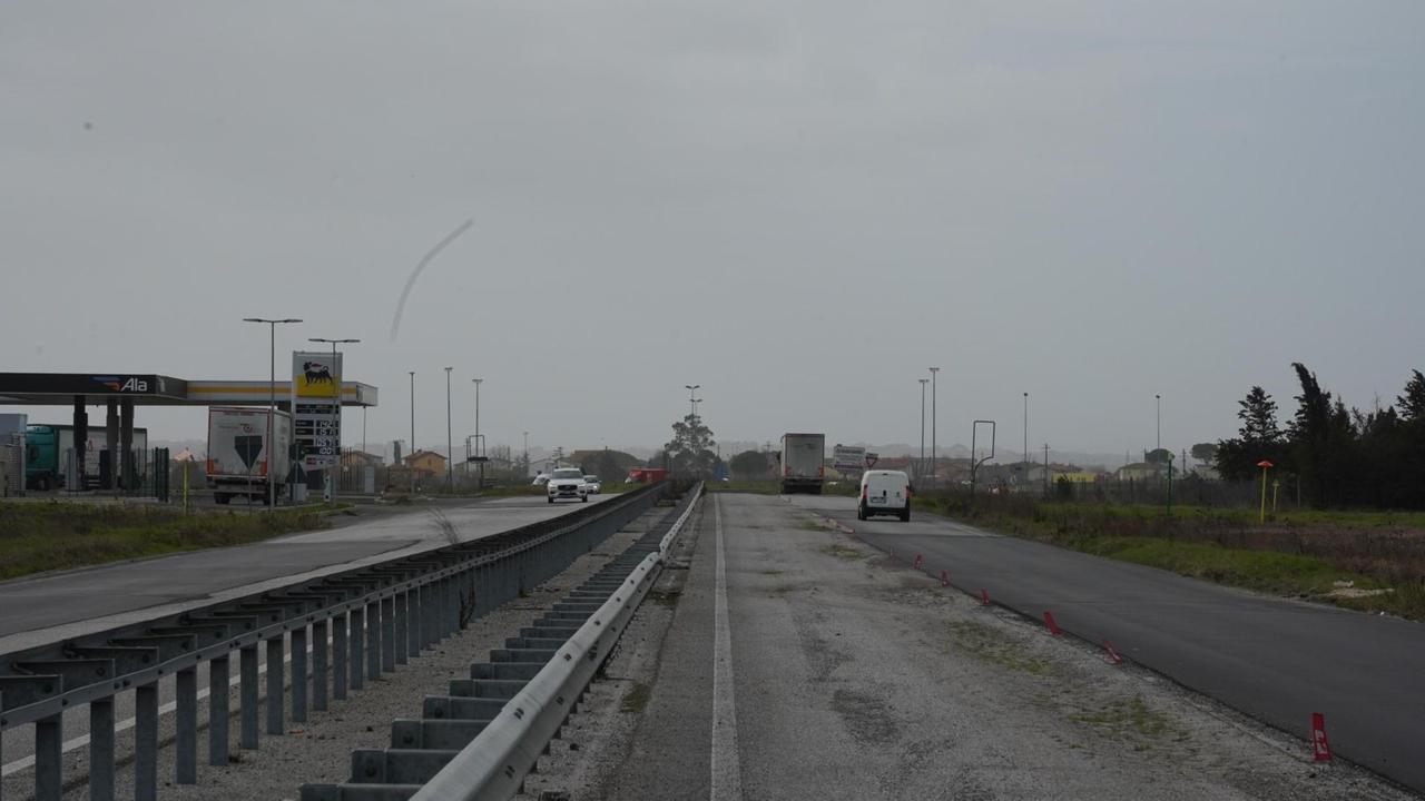Un tratto della “Strada di Patto”, un’arteria da rattoppare già dopo l’inaugurazione