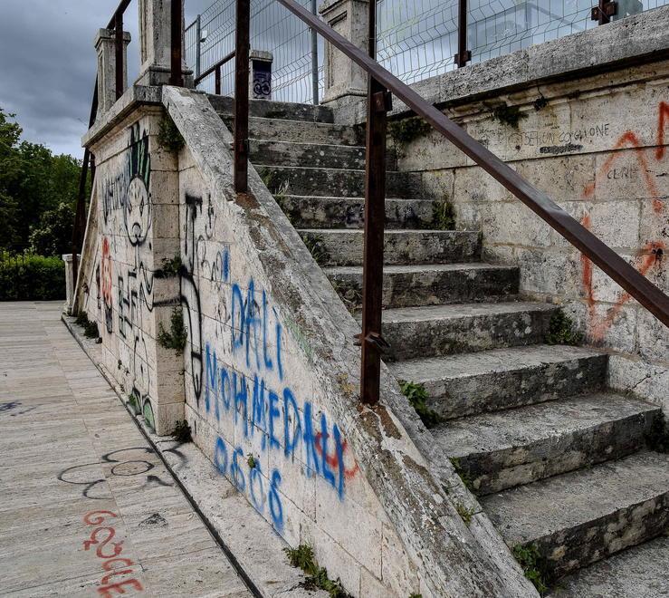 Un nuovo parapetto a prova di vandali e cancellate in arrivo nei varchi sulle Mura 