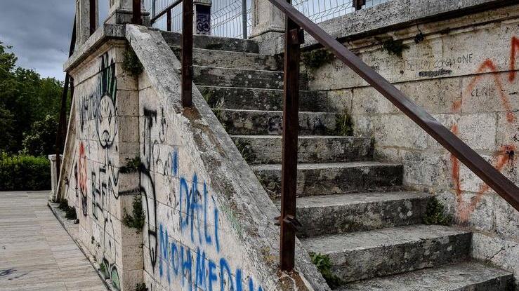 Un nuovo parapetto a prova di vandali e cancellate in arrivo nei varchi sulle Mura