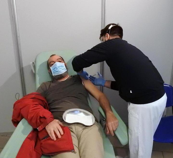Un piombinese si vaccina al Perticale