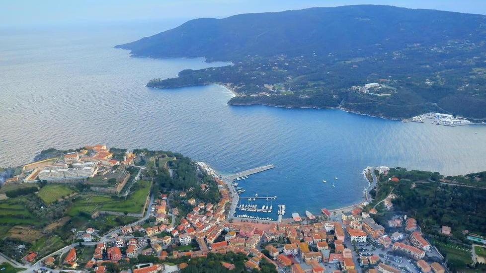 Ok alle vaccinazioni di massa all'Elba: «Non ci serve l’esercito, bastano le dosi»