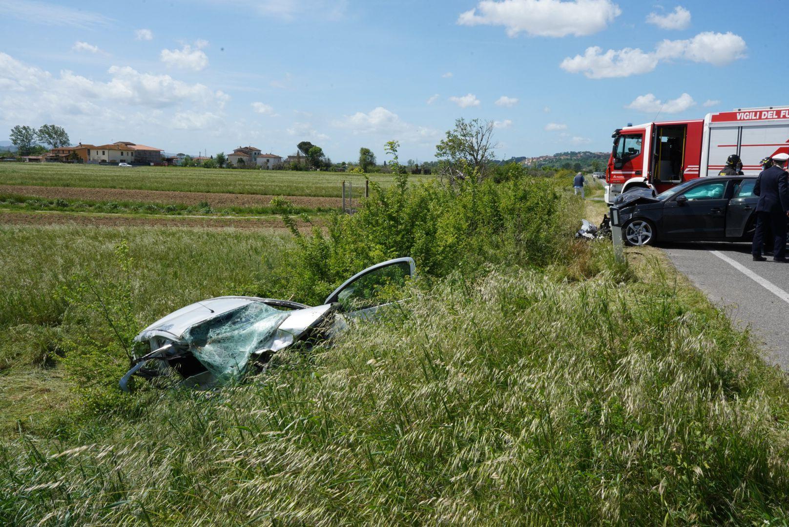 L'auto finita nel fosso dopo l'incidene (foto Silvi)