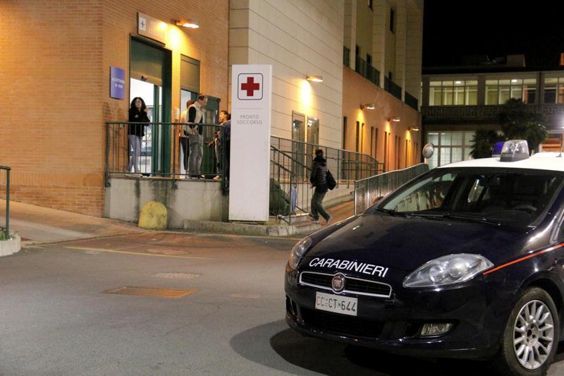 Una pattuglia dei carabinieri davanti al pronto soccorso di Livorno (foto d'archivio)